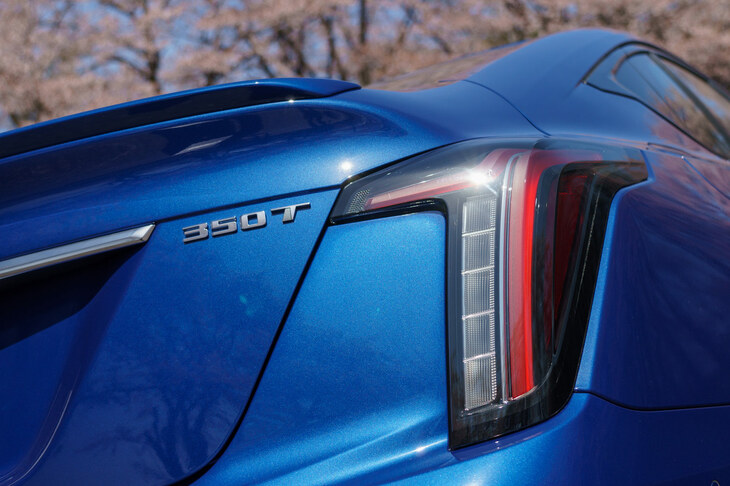 「350T」のバッジは、最大トルク350N・mの2リッターターボエンジン搭載車であることを表したもの。本国には、より強力な3リッターV6ターボモデルや、過給機付き6.2リッターV8モデルなども存在するが、日本仕様の2リッター直4ターボ車でも十分にパワフルだ。