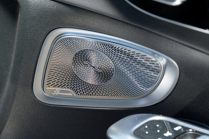 オーディオ関連では、Burmester 3Dサラウンドサウンドシステムやサウンドパーソナライゼーション機能なども標準装備となる。