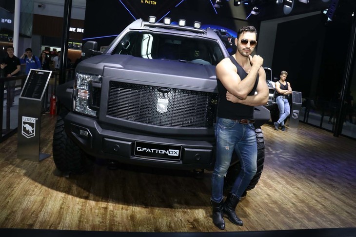 歴史的軍人の名にあやかったアメリカ車「G.パットン」は「フォードF-150」がベース。中国は中東と並ぶ大切なマーケットだ。映画『グラディエーター』のテーマに合わせてお兄さん2人がポーズをとるものだから……。