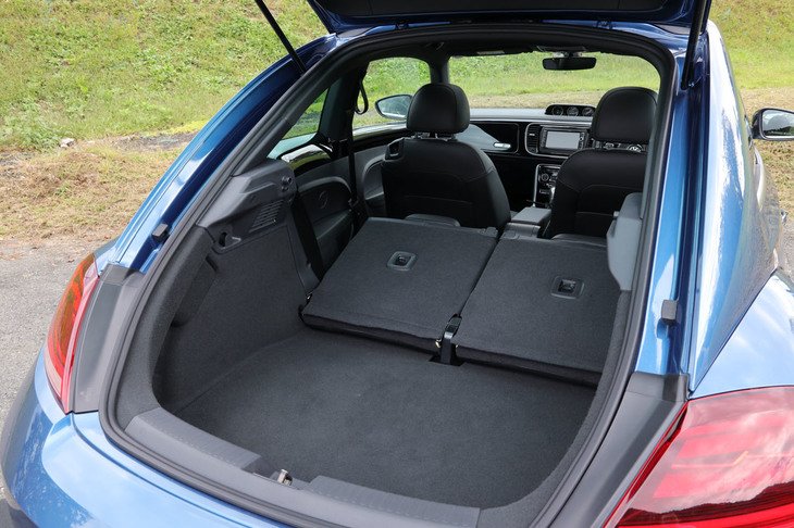 4人乗車時の荷室容量は310リッター。後席背もたれを倒せば最大905リッターまで容量を拡大できる。