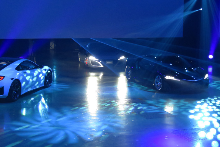 ホワイトの「NSX」に続き、ブルーやシルバーなど、さまざまなカラーリングのNSXがステージに登場。