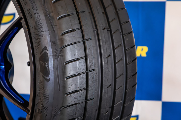 「イーグルF1スーパースポーツ」は、欧州で開発・製造されるグッドイヤーの最高峰スポーツタイヤ。「ロータス・エミーラ」や「フォルクスワーゲン・ゴルフGTI」などといったスポーツモデルの新車装着タイヤとしても採用されている。