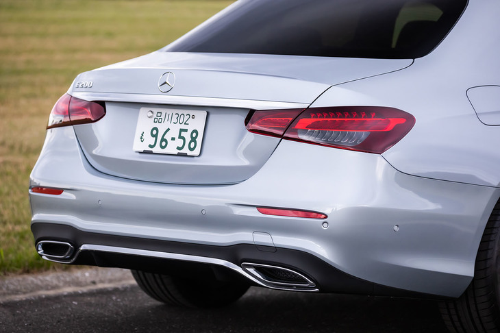 リアコンビネーションランプは、従来の台形フォルムから横長のデザインに変更された。