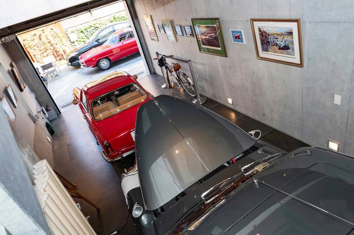 クルマ2台が楽に収まるスペースのあるガレージの内部は、ギャラリーのような雰囲気が漂う。敷地内にターンテーブルまで備わるのも、クルマ好きオーナーならではのこだわりのひとつ。面積は1階と2階を合わせて約71平方メートル。