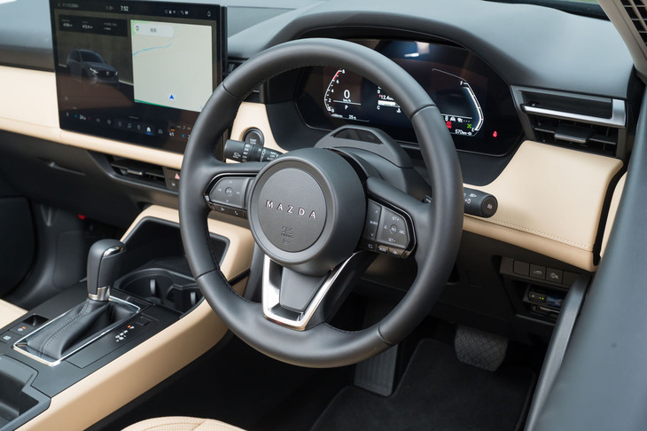 操作系は既存のマツダ車から刷新。車載機器は主にタッチスクリーンや音声入力で操るようになり、ステアリングスイッチも、一枚のパネルを使ったタクタイルスイッチに変更された。