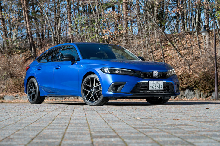 「シビックe：HEV」は純ガソリン車の発売から約10カ月後の2022年7月1日に登場。モノグレード展開で、この試乗車の総額は408万8700円。