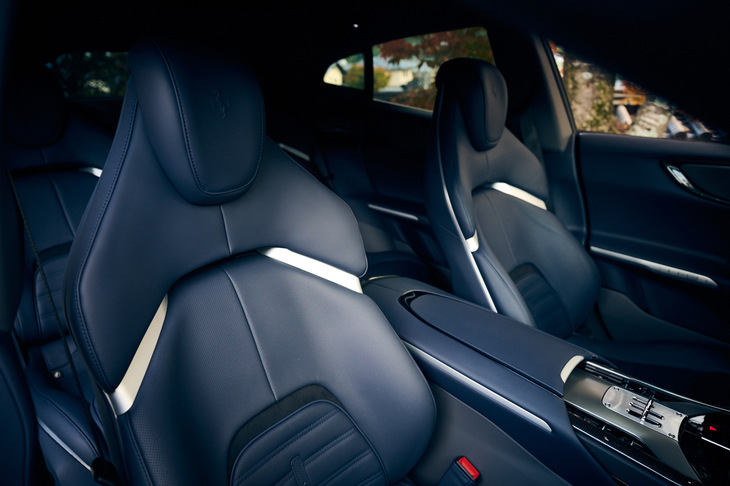 フェラーリ・プロサングエ（フロントシート）