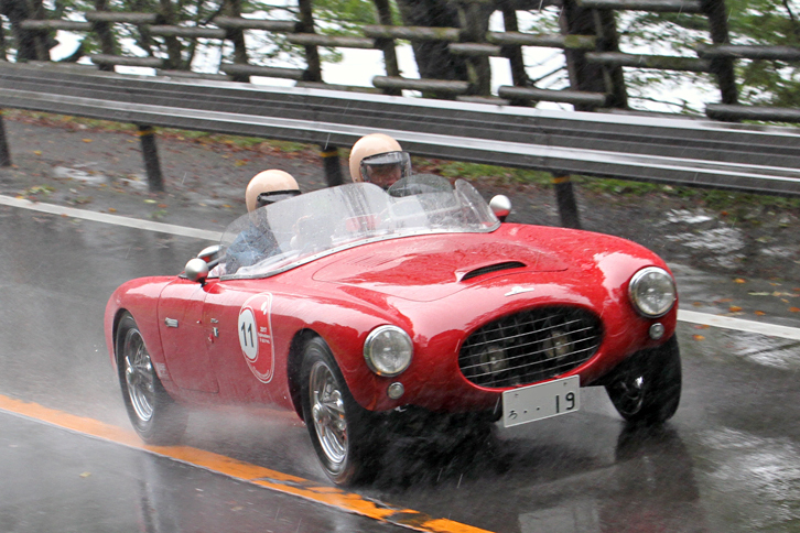 1951年「モットーMGスペシャル」。「MG TD」のシャシーに空力的なボディーを載せたスペシャル。乗員が容赦なく風雨になぶられる、ソフトトップを持たない完全なロードスター。