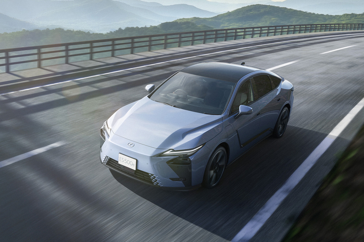 今回の試乗車その2は新型「レクサスES」。「LS」の6輪ミニバン化プランが進行中（？）ゆえに、ESが次の旗艦サルーンの座に就くのでしょうか。