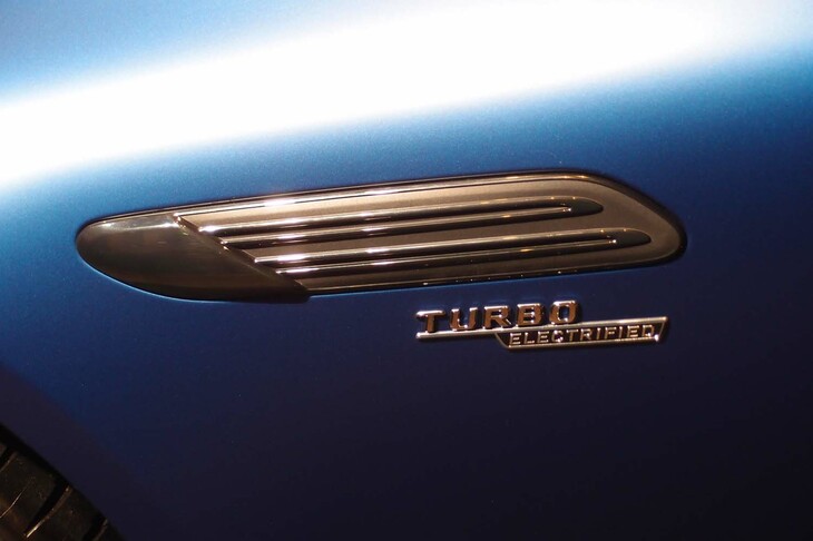 メルセデスAMG SL43（フェンダー部のエンブレム）