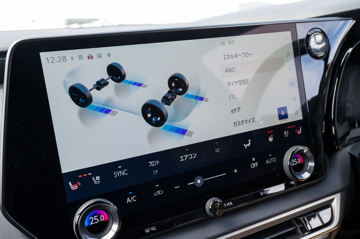 「DIRECT4」は電動ゆえの自由度を生かして前後トルク配分を100：0～20：80の間で可変する。