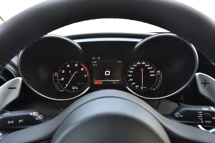 メーターは2眼式。左がタコメーターで、右がスピードメーター。