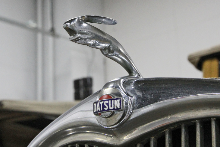 1935年「ダットサン14型ロードスター」のフロントグリル上で跳ねる、美しい脱兎（だっと、走り去るうさぎ）のマスコットも富谷龍一氏がデザインしたものだ。