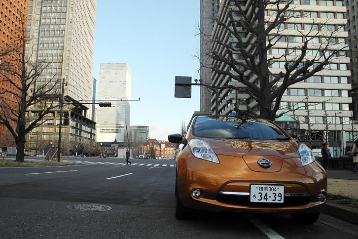 リーフタクシーの運転手をしていた時、よく走った皇居周辺にて。後ろに見えるのが東京駅。