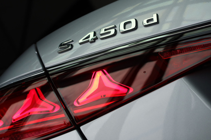 メルセデス・ベンツS450d 4MATIC（リアエンブレムおよびリアランプ）
