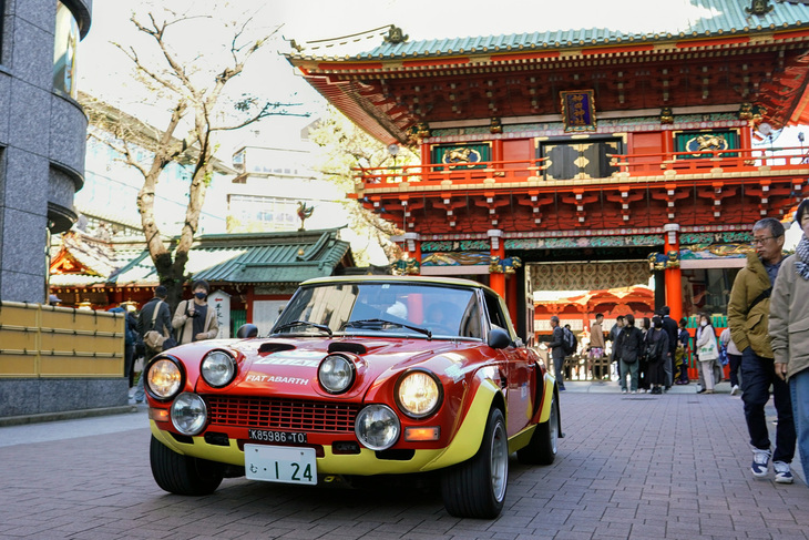 交通安全祈祷を終えてコースに戻る1974年「フィアット・アバルト124ラリー グループ4 ワークスカー」。