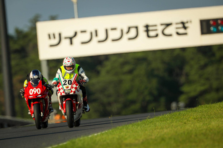 この時点で160km/hほど出ているだろうか。総合優勝したマシンにぶち抜かれる直前だが、“伏せ具合の甘さ”がよくわかる。
	 