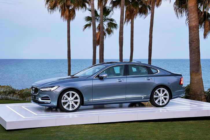 すらりと長いノーズに短いフロントオーバーハングと、「S90」「V90」ともにFR車的なプロポーションを持つ。