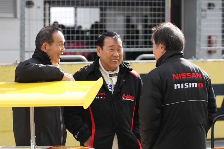 ストレート上で談笑する日産ワークス黄金時代のレジェンド・ドライバー。左から北野元、長谷見昌弘、そして星野一義。