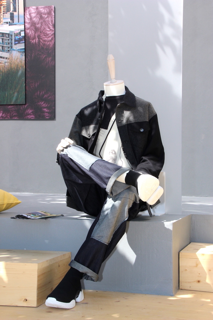 ロンドンを拠点に活動する英国人デザイナー、リアム・ホッジスの作品。ワイルドなテイストをコンテンポラリーに落とし込み、彼のデザインを象徴するパッチワークがあしらわれている。