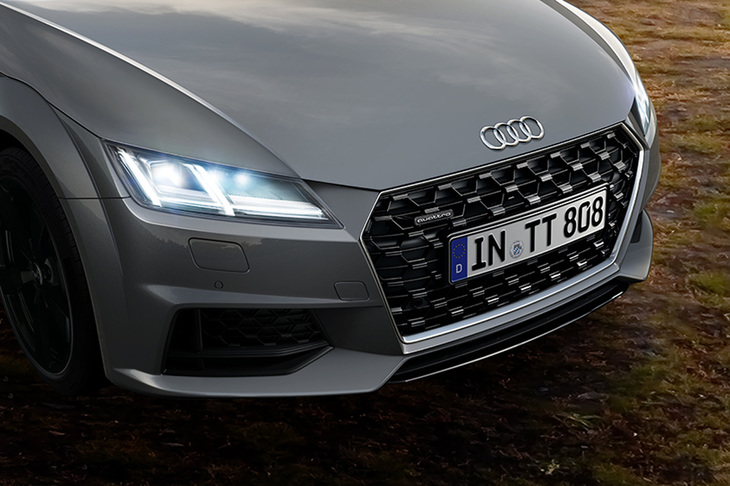 マトリクスLEDヘッドライトを装備。アウディサイドアシストやリアビューカメラといった運転支援システムも充実している。