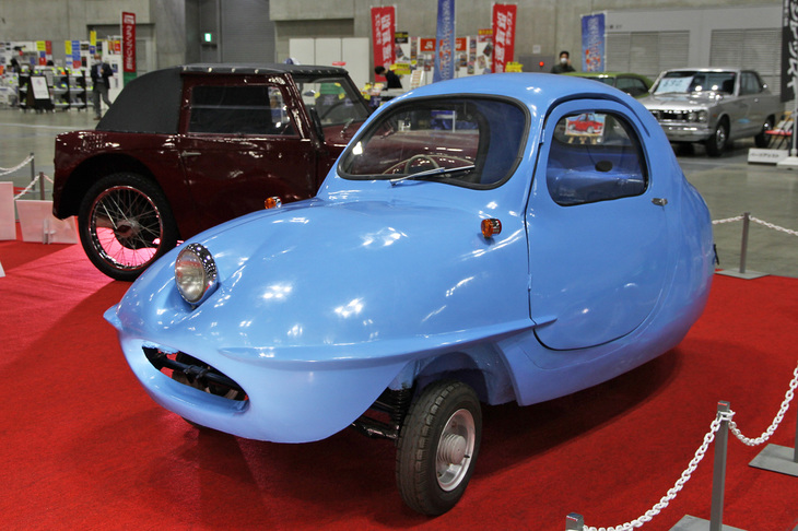 富士自動車（富士重工業とは無関係）が1955年から100台弱を製造販売した「フジキャビン」は、前2輪、後ろ1輪のキャビンスクーターともいうべき2人乗りの軽三輪自動車。FRPのフルモノコックボディーのリアに5.5PSを発生する125cc単気筒空冷2ストロークエンジンを積んで後輪を駆動する。車重130kgという超軽量設計だった。