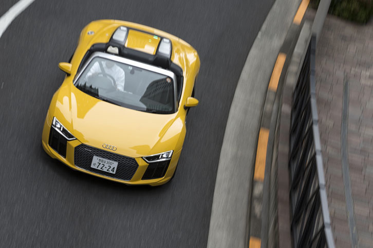 アルミニウムと炭素繊維強化樹脂（CFRP）を組み合わせた、新世代の「アウディスペースフレーム」を持つ新型「R8スパイダー」。ボディーのねじり剛性は先代比で50％アップした。