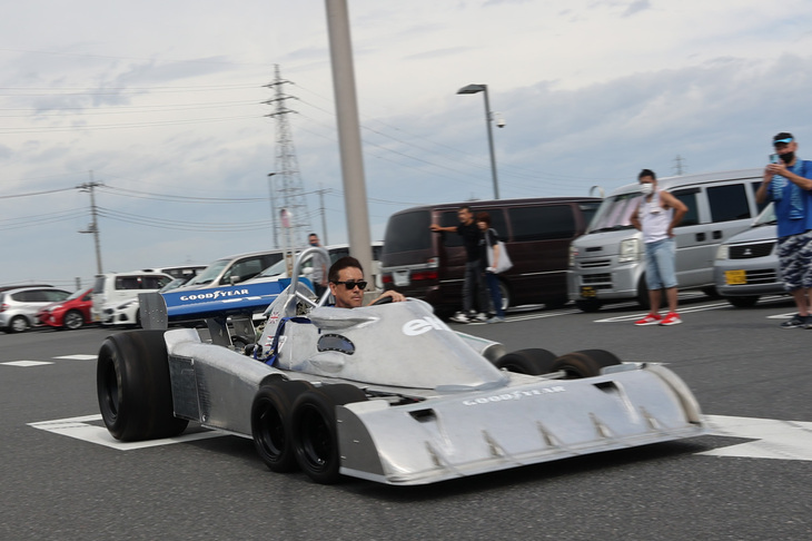 製作者である綿引雄司さんが自らステアリングを握り、デモランを兼ねて自走で展示位置まで移動。