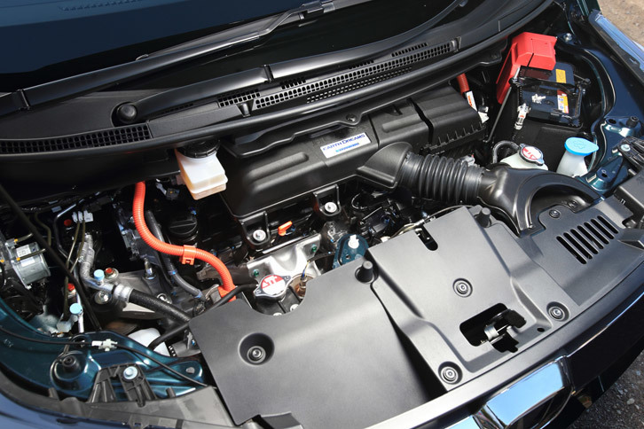 パワープラントは2リッターガソリンエンジンに駆動用モーターとジェネレーターの組み合わせ。トランスミッションは搭載されていない。