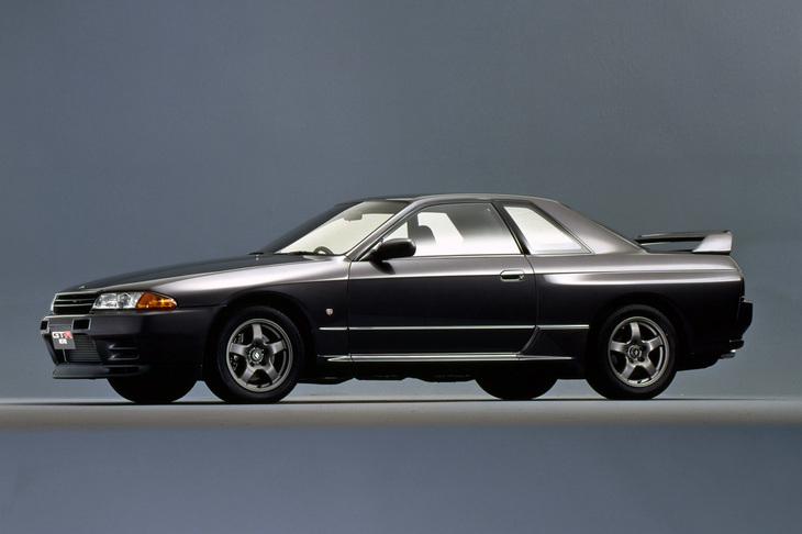 「スカイラインGT-R NISMO」は1990年に500台限定で発売された、グループAのホモロゲーションモデル。車両の軽量化やタービンの強化、エンジン冷却効率の改善などが図られていた。（写真：日産自動車）