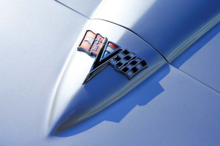 デザインを変えながら、今日まで受け継がれているチェッカードフラッグのエンブレム。