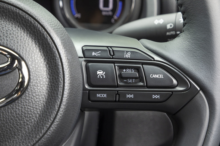 MTモデルにも「レーダークルーズコントロール」と呼ばれるACCが標準装備。操作スイッチはステアリングスポークの右側にわかりやすく配置されている。