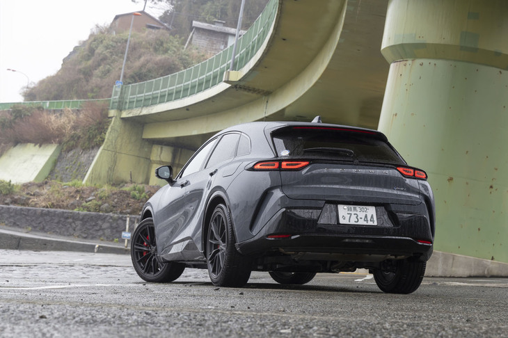 満充電・満タンから280km余りを走った今回の燃費は17.5km/リッターだった（車載計で確認）。充電電力を使い切ったとはいえ、2t超のSUVでこうした数字が出るのはトヨタ車ならではだ。