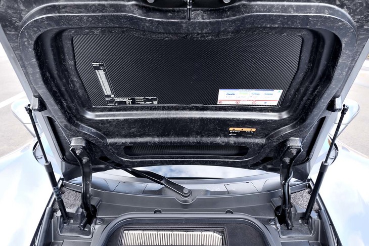 フロントボンネットを開いた様子。2本のダンパーで支持されるが、カーボン製とあって非常に軽い。