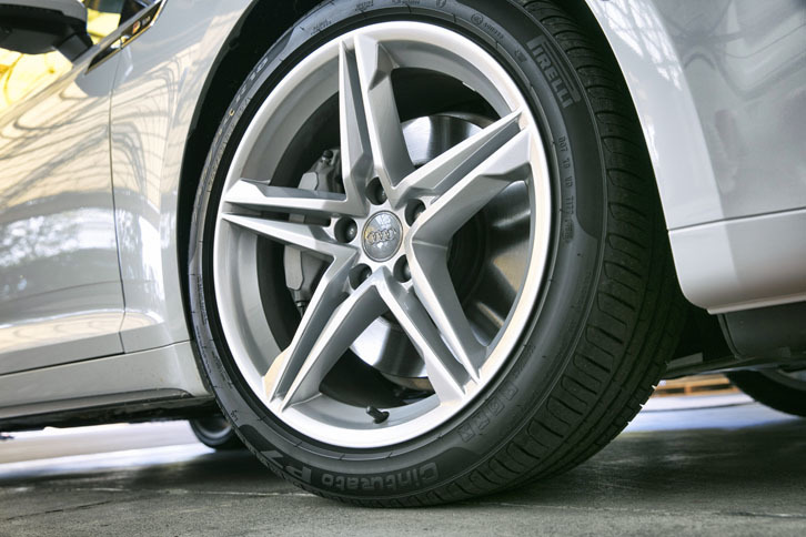 「Sライン」パッケージが選択されている今回の試乗車には、5ツインスポークスターデザイン（サイズは標準と同じ8.5J×18）のアルミホイールが装着されていた。