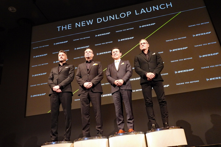 写真向かって左から、イギリスで住友ゴムの製品を手がける、ミッチェルディーバー タイヤサービスのグラハム・ミッチェルCEO、ファルケンタイヤ ヨーロッパのマルクス・ボーグナー社長兼CEO、住友ゴム工業の山本 悟社長、住友ラバー ノースアメリカのダレン・トーマス社長兼CEO。（販売会社の社名はいずれも改称前のもの）