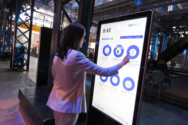 広い会場の各所で、さまざまなイベントが催されたMovin'On。会場には巨大なタッチパネルが設けられており、いつどこで、どんな企画が行われるかを確認できるようになっていた。