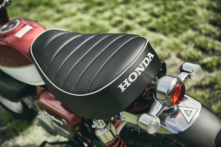 タックロール入りのソロシート。「ホンダ・モンキー125」は1人乗りである。