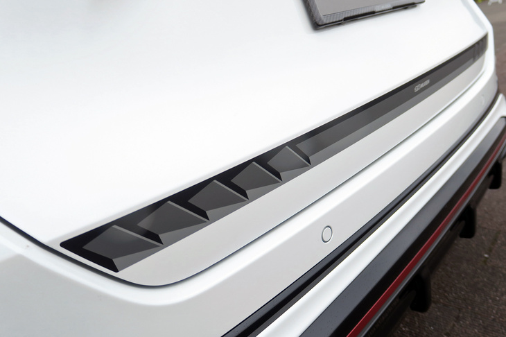 ホンダ・フィットe：HEV RS 無限パーツ装着車（テールゲートデカール）