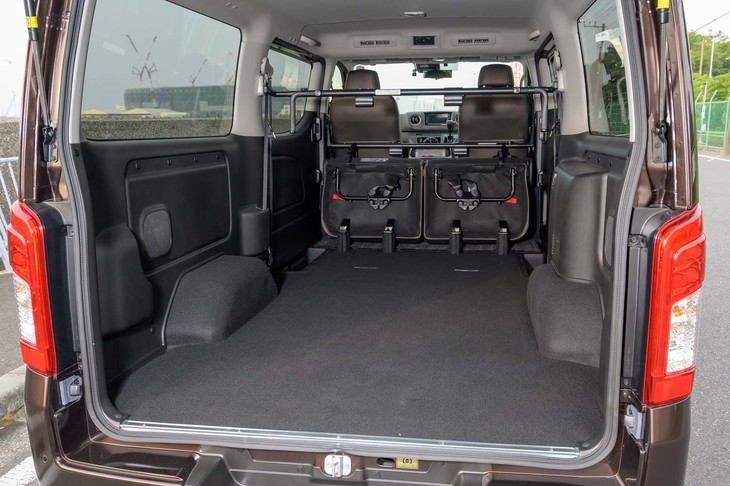 後席の座面ははね上げて前方に収納できる。ホイールハウスの天面を平らに仕上げているのも「キャラバン」の特徴だ。