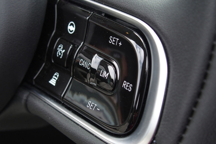 フィアット500eオープン（ステアリングスイッチ）