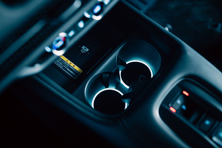 イルミネーションの色はいずれも白が基調。外観同様、ベース車の雰囲気を崩さないよう配慮がなされている。