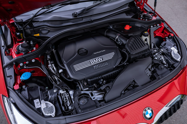 「118iプレイ」に搭載される1.5リッター3気筒ターボエンジンは最高出力140PS、最大トルク220N・mを発生。7段DCTと組み合わされる。駆動方式はFF。