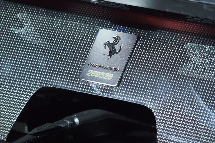 フェラーリ296GTB（エンジンルームのシリアルナンバープレート）