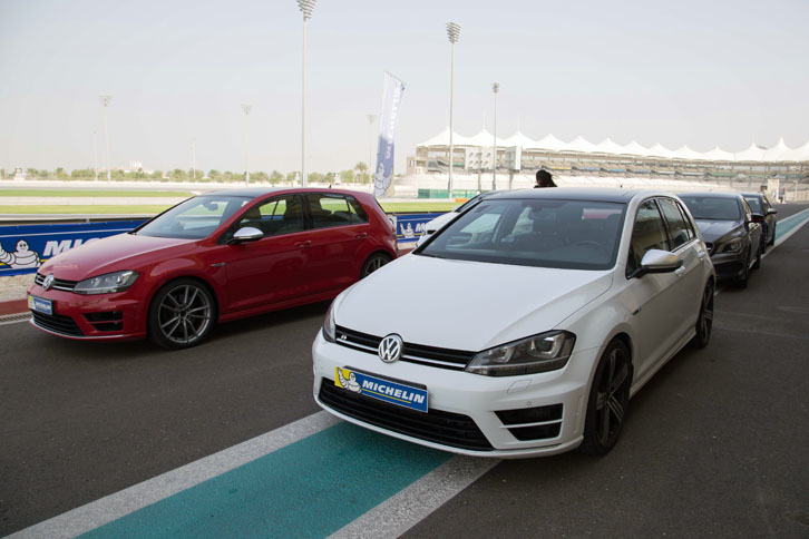 ピットレーンに並んだ「パイロットスポーツ4S」のテスト車。