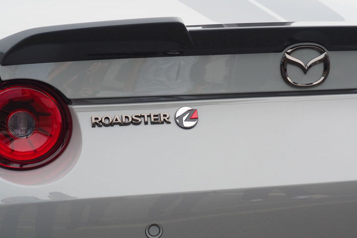 マツダ スピリット レーシング・ロードスター12R（リアエンブレム）
