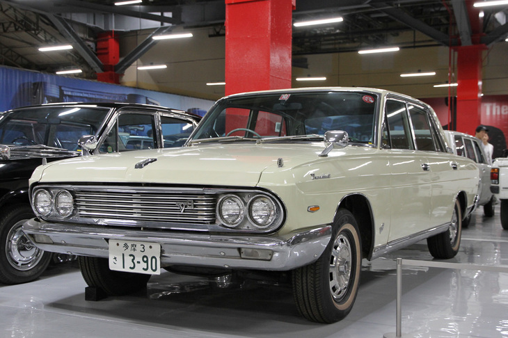 1968年「日産プレジデントC仕様」。1965年に誕生した初代プレジデントは、主にショーファードリブンとして使われた当時の国産最高級車であり、全長5mを超える国産最大のボディーにA／B仕様は3リッター直6、C／D仕様は日産初となるV8の4リッターエンジンを搭載していた。エクステリアデザインは、日産が2代目「セドリック」用として進めていたが、ピニンファリーナ案が採用されたため浮いてしまった案をアレンジしたものという。白いボディーカラーは非常に珍しいが、オリジナルカラーとのことなので、これまた珍しくオーナーカーとして使われていた個体かもしれない。
