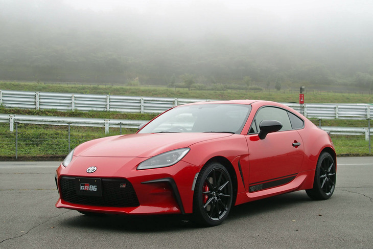 トヨタGR86 RZ“40th Anniversary limited”（フロントビュー）
