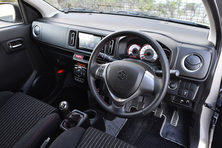 「アルト ワークス」のインストゥルメントパネルまわり。シフトノブ（5段AGS車ではシフトセレクター）の位置は、5段MT車（写真）はフロアシフト、5段AGS車はインパネシフトとなる。