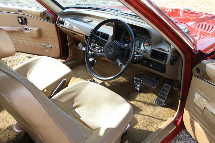 「アコード」のインテリア。シート地に傷みがほとんど見られないのは驚異的。変速機はオーバードライブ付きの「ホンダマチック」（3段AT）。助手席ドアにスイッチが見える後付けのパワーウィンドウはディーラーオプション、オートルック製のペダルやフットレストは当時モノの汎用（はんよう）アクセサリーである。秋葉原で消耗パーツを購入してメンテナンスしたという純正カセットステレオも現役。